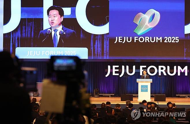 제주포럼 개회식서 환영사 하는 오영훈 제주지사 (서귀포=연합뉴스) 박지호 기자 = 29일 오전 서귀포시 중문동 제주국제컨벤션센터에서 열린 2025 제주포럼 개회식에서 오영훈 제주지사가 환영사를 하고 있다. 2025.5.29 jihopark@yna.co.kr