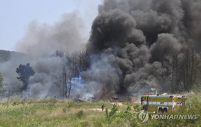 포항서 초계기 추락…치솟는 연기 (포항=연합뉴스) 29일 오후 1시 52분께 경북 포항시 남구에서 해군 초계기가 추락해 검은 연기가 치솟고 있다. 2025.5.29 [독자 제공. 재판매 및 DB 금지] haru@yna.co.kr