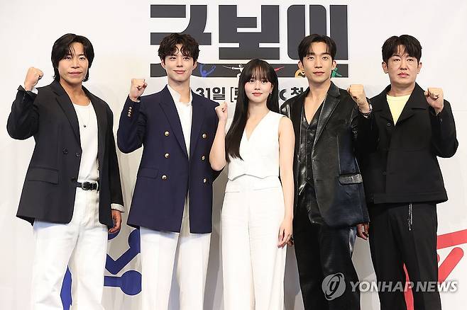 드라마 '굿보이' 배우들 (서울=연합뉴스) 강민지 기자 = 29일 서울 구로구 더링크서울호텔에서 열린 JTBC 새 토일드라마 '굿보이' 제작발표회에서 배우들이 포즈를 취하고 있다. 왼쪽부터 태원석, 박보검, 김소현, 이상이, 허성태. 2025.5.29 
    [재판매 및 DB 금지] mjkang@yna.co.kr