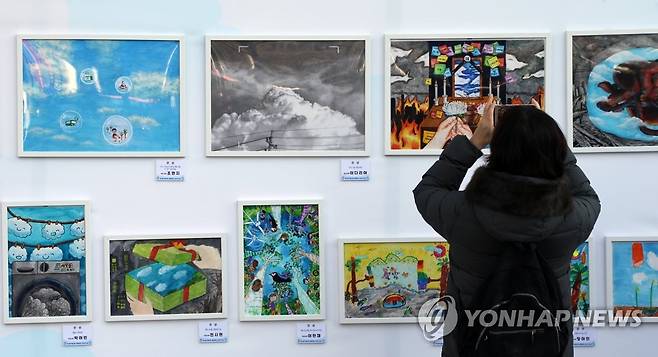 맑은 하늘을 그렸어요 (서울=연합뉴스) 한상균 기자 = 미세먼지 계절관리제 첫날인 1일 수도권대기환경청이 청계광장 인근에 하늘사랑 그림공모전 수상작을 전시하고 있다. 2020.12.1 xyz@yna.co.kr