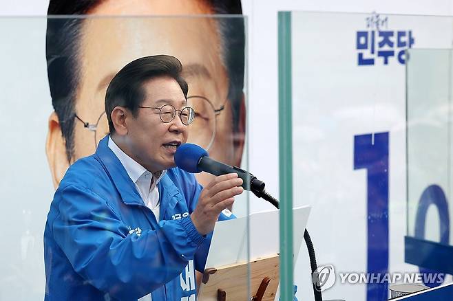 연설하는 이재명 후보 (서울=연합뉴스) 황광모 기자 = 더불어민주당 이재명 대선 후보가 29일 서울 송파구 잠실종합운동장 광장에서 열린 강동구·송파구 집중 유세에서 지지를 호소하고 있다. 2025.5.29 [공동취재] hkmpooh@yna.co.kr