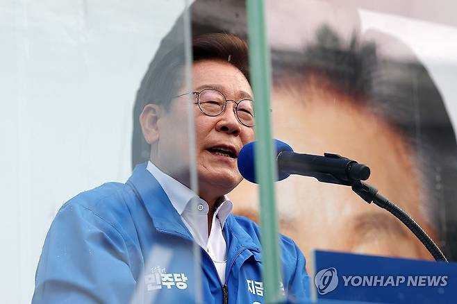 이재명 후보, 잠실종합운동장서 지지 호소 (서울=연합뉴스) 황광모 기자 = 더불어민주당 이재명 대선 후보가 29일 서울 송파구 잠실종합운동장 광장에서 열린 강동구·송파구 집중 유세에서 지지를 호소하고 있다. 2025.5.29 [공동취재] hkmpooh@yna.co.kr