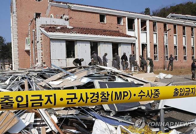 전투기 오폭사고 현장 복구 작업중인 장병들  포천=연합뉴스) 김병만 기자 = 9일 경기도 포천시 이동면 노곡리 공군 전투기 오폭 사고 현장에서 군 장병들이 피해 마을 복구 작업에 열중하고 있다.2025.3.9 kimb01@yna.co.kr