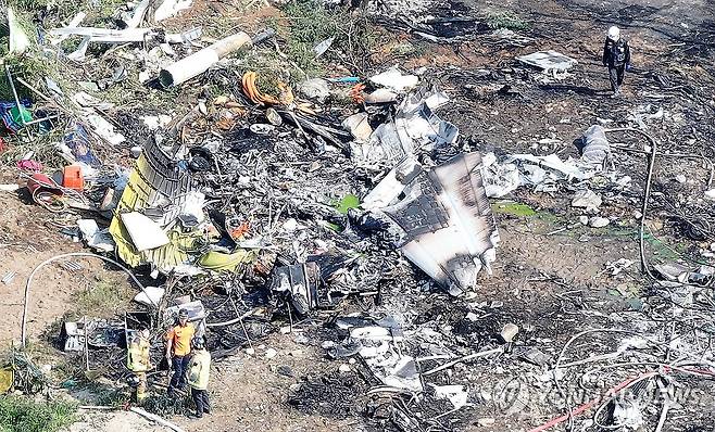 참혹한 포항 해군 초계기 추락 현장 (포항=연합뉴스) 윤관식 기자 = 29일 오후 1시 50분께 경북 포항시 남구 동해면 신정리 한 야산에 해군 초계기가 추락한 가운데 군과 소방 당국 등 관계기관이 현장 수습을 하고 있다. 2025.5.29 psik@yna.co.kr