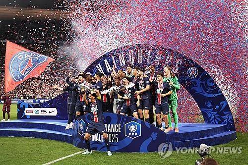 지난 24일 프랑스컵 우승 뒤 세리머니하는 파리 생제르맹(PSG) [EPA 연합뉴스 자료사진. 재판매 및 DB 금지]