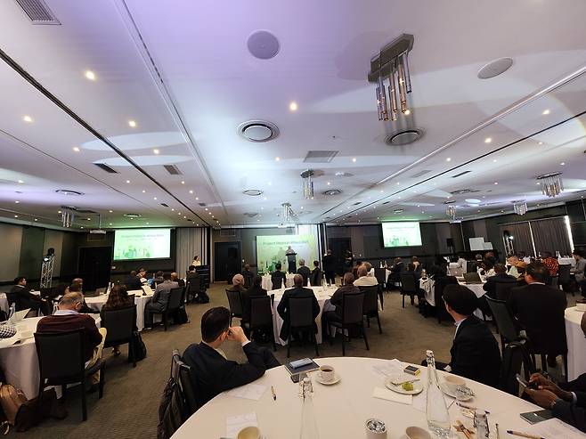 남아공서 열린 '아프리카 프로젝트 플라자' (요하네스버그=연합뉴스) 유현민 특파원 = 29일(현지시간) 요하네스버그 샌튼 매슬로호텔에서 열린 '아프리카 프로젝트 플라자'에서 참석자들이 타보 케카나 남아공 전기에너지부 차관보의 축사를 듣고 있다. 2025.5.29 hyunmin623@yna.co.kr (끝)