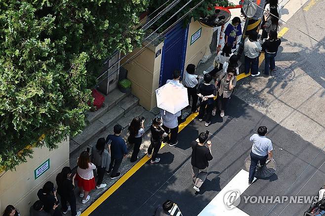 사전투표 위해 줄 선 유권자들 (서울=연합뉴스) 서대연 기자 = 제21대 대통령 선거 사전투표가 시작된 29일 점심시간 서울 종로구 사직동주민센터에 마련된 사전투표소에 유권자들이 길게 줄을 서 있다. 2025.5.29 dwise@yna.co.kr