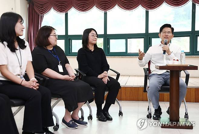 초지종합사회복지관에서 간담회 연 김문수 후보 (안산=연합뉴스) 류영석 기자 = 국민의힘 김문수 대선 후보가 29일 경기 안산시 초지종합사회복지관을 찾아 사회복지사들과 간담회를 하고 있다. 2025.5.29 [공동취재] ondol@yna.co.kr
