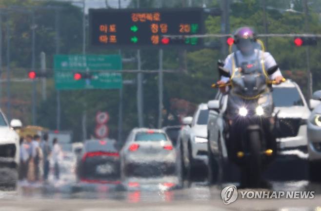 어느새 성큼 다가온 여름 [연합뉴스 자료사진]