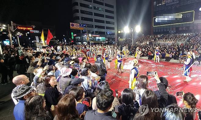 강릉단오제 최고 볼거리 '신통대길 길놀이' (강릉=연합뉴스) 유형재 기자 = 유네스코 인류무형문화유산인 천년 축제 '2025 강릉단오제'의 하이라이트인 신통대길 길놀이에서 각 참가팀이 29일 오후 성내동 광장에 마련된 레드카펫을 지나고 있다.
    이날 길놀이에는 총 37개 팀 4천여 명이 참가해 성황을 이뤘다. 2025.5.29 yoo21@yna.co.kr
