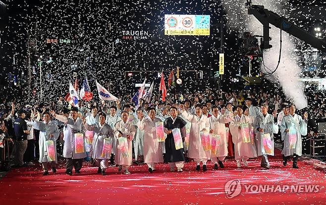 강릉단오제 최고 볼거리 '신통대길 길놀이' (강릉=연합뉴스) 유형재 기자 = 유네스코 인류무형문화유산인 천년 축제 '2025 강릉단오제'의 하이라이트인 신통대길 길놀이에서 각 참가팀이 29일 오후 성내동 광장에 마련된 레드카펫을 지나고 있다.
    이날 길놀이에는 총 37개 팀 4천여 명이 참가해 성황을 이뤘다. 2025.5.29 yoo21@yna.co.kr