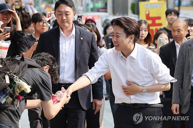 사전투표 첫날, 거리유세 나선 이준석 후보 (서울=연합뉴스) 임화영 기자 = 개혁신당 이준석 대선 후보가 제21대 대통령선거 사전투표 첫날인 29일 서울 성북구 안암역 인근에서 거리 유세에 나서고 있다. 2025.5.29 hwayoung7@yna.co.kr