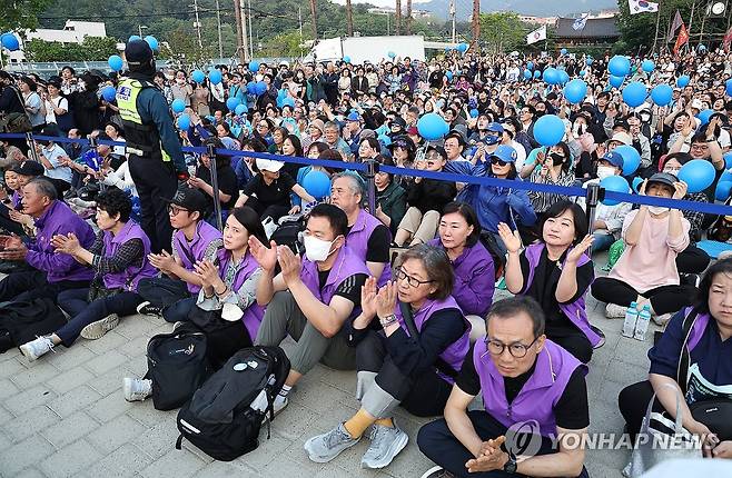 이재명 후보 발언 듣는 이태원 참사 유가족 (서울=연합뉴스) 황광모 기자 = 이태원 참사 유가족들이 29일 서울 관악구 관악산 으뜸공원에서 열린 더불어민주당 이재명 대선후보 유세에 참석해 이 후보의 발언을 경청하고 있다. 2025.5.29 hkmpooh@yna.co.kr