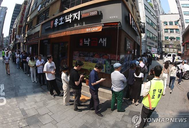 길게 늘어선 사전투표 행렬 (서울=연합뉴스) 김도훈 기자 = 제21대 대통령 선거 사전투표 첫날인 29일 사전투표소가 설치된 서울 중구 소공동주민센터 주위로 유권자들이 투표를 위해 길게 줄지어 서 있다. 2025.5.29 superdoo82@yna.co.kr