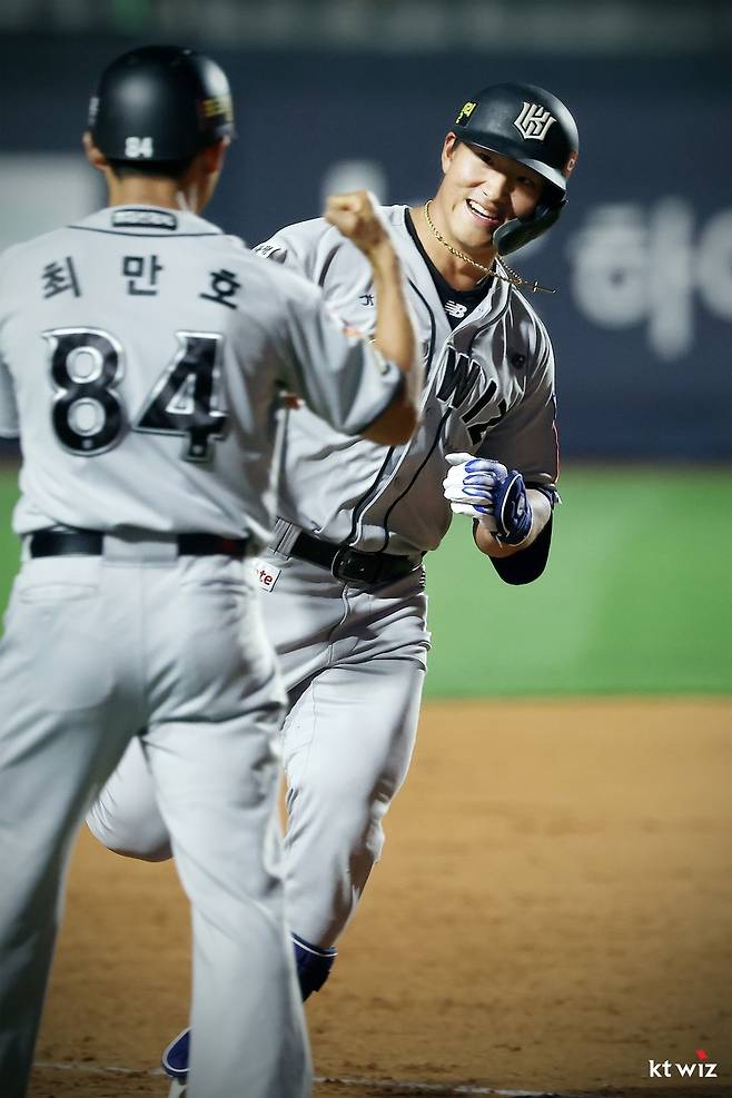 최만호 3루 코치와 기뻐하는 kt 안현민 [kt wiz 제공. 재판매 및 DB 금지]