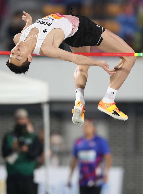 29일 오후 경북 구미시민운동장에서 열린 2025 아시아육상경기선수권대회 남자 높이뛰기 결선에서 우상혁(용인시청)이 경기에 임하고 있다. /연합뉴스