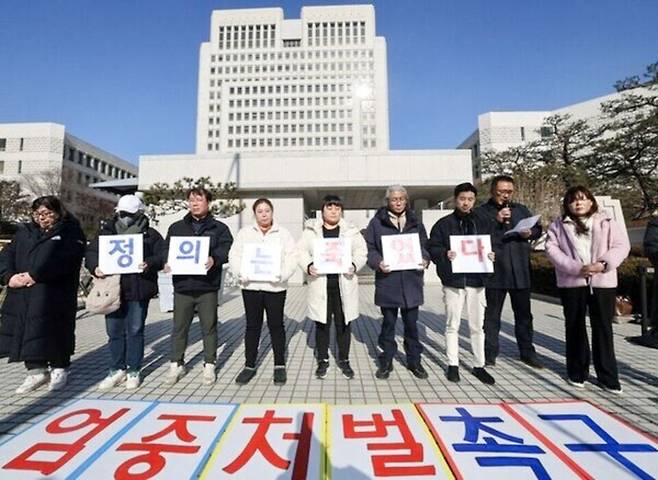 ▲ 지난 1월 23일 서울 서초구 대법원 앞에서 열린 '미추홀구 전세사기 대법원 선거 결과에 대한 대책위 입장 발표'에 참여한 전세사기피해 대책위원들이 피켓을 들고 기자회견을 하고 있다. /이호윤 기자 256@incheonilbo.com