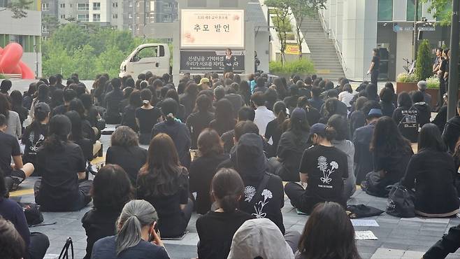 ▲ 경기교사노동조합과 전국교직원노동조합 경기지부 등 교원단체는 30일 경기도교육청 앞에서 추모문화제를 진행했다.