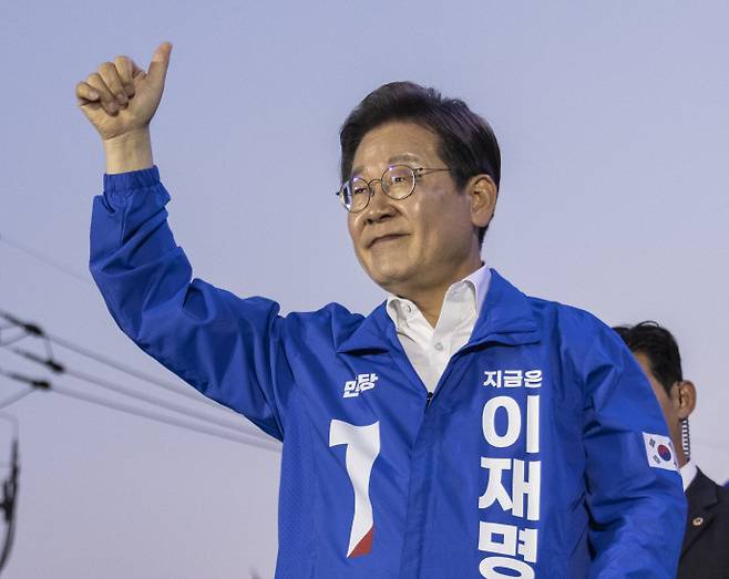더불어민주당 이재명 대선후보가 29일 서울 관악구 관악산 으뜸공원에서 열린 관악ㆍ금천ㆍ동작구 유세에서 연설을 마친 뒤 환호하는 시민들을 향해 엄지들 들어 답하고 있다. /연합뉴스
