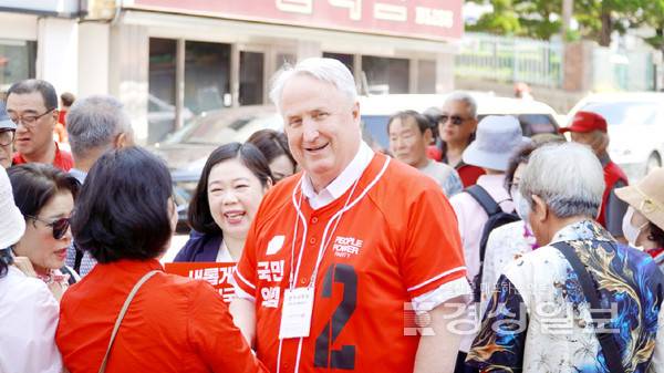 국민의힘 인요한 의원이 30일 울산 중구 태화시장과 북구 화봉휴먼시아 금요시장에서 울산선대위 주요 당직자와 새미래민주당의 이미영 최고위원과 함께 김문수 대통령 대선후보 지원 유세를 펼쳤다. 국민의힘 울산선대위 제공