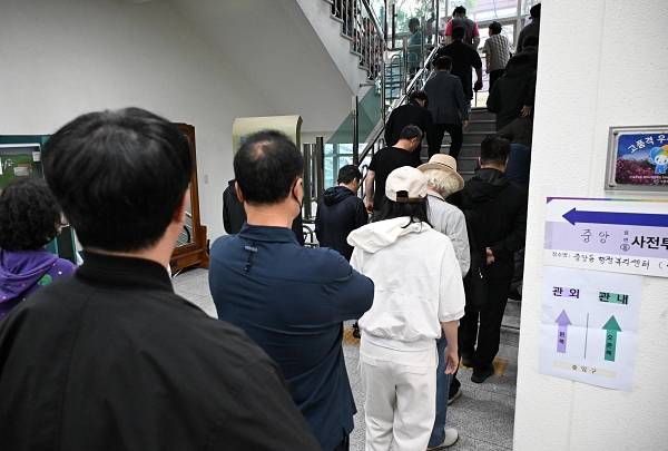 21대 대통령선거 사전투표 첫날인 29일과 창원시 성산구 중앙동행정복지센터 투표소에 유권자들이 길게 줄을 서서 순서를 기다리고 있다. /김구연 기자 sajin@idomin.com