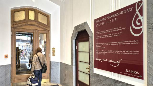 모차르트가 ‘후궁 탈출’을 작곡한 그라벤거리 건물 복도 벽에 관련 내용을 적은 명패가 붙어 있다. 남태우 기자