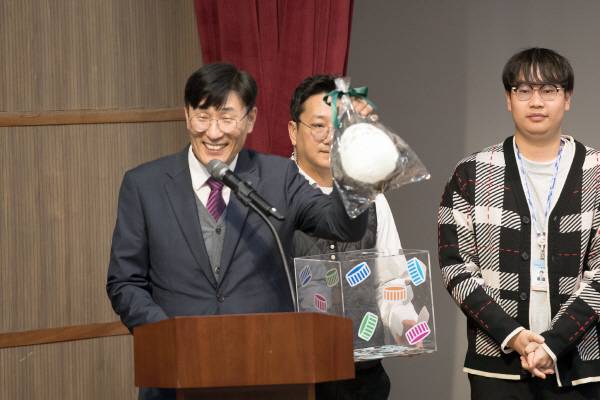 이세용 본부장이 디즈니&지브리 신년오케스트라 행사에서 경품 행사를 진행하고 있다.