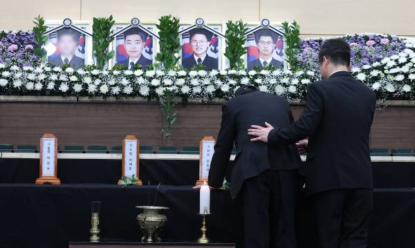 30일 경북 포항시 남구 해군 항공사령부 체육관에 마련된 '해군 P-3CK 917호기 순직자 합동분향소'에서 순직 해군 유족들이 오열하고 있다. 연합