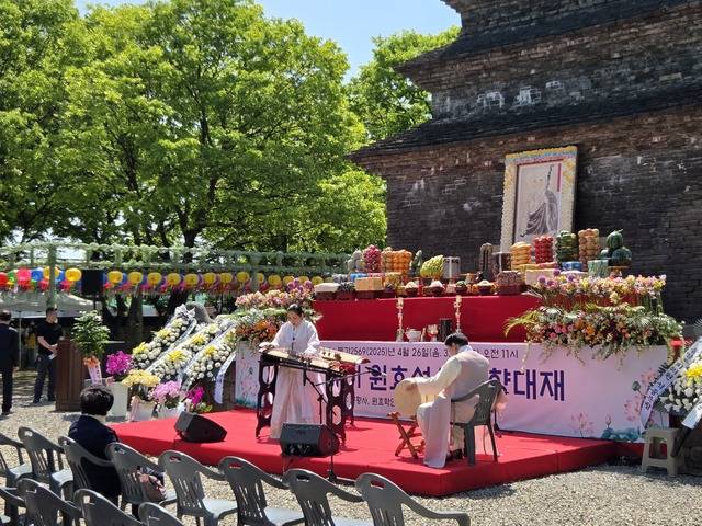 임종복 명창이 분황사에서 지난 4월 원효성사 춘향대재에 참석해 공연하고 있다.