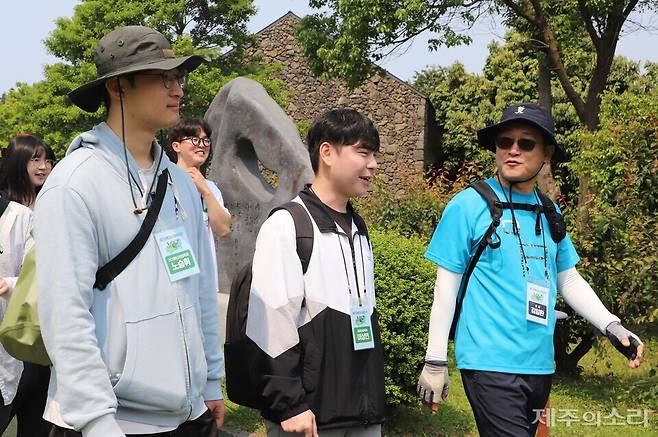 제주대 교육혁신처 미래교육과가 주관하는 일반선택 교과목 '제주올레길과 자아성찰'의 2025학년도 1학기 네 번째 여정이 30일 제주올레길 7코스에서 진행됐다. ⓒ제주의소리