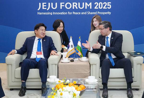 아브두살로모프 알리쉐르 주한우즈베키스탄 대사와 면담을 하고 있는 오영훈 지사. ⓒ헤드라인제주