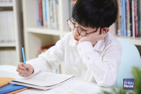 사교육이 아이의 학업 성취나 정서 발달에 얼마나 도움이 될까. 초기 학업 능력에는 일부 긍정적인 영향을 미쳤지만, 장기적으로 학업수행능력이나 사회정서적 측면에서는 별다른 효과가 없는 것으로 나타났다. ⓒ베이비뉴스