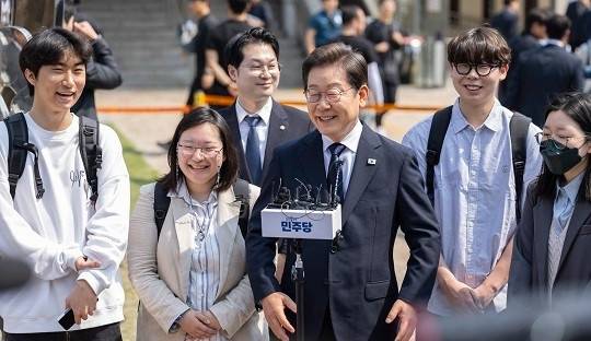 어제(29일) 서울 신촌에서 사전투표를 마친 이재명 더불어민주당 대선후보에게 아들 댓글 논란을 묻자 "국가의 운명을 고민하는 선거가 되길 바란다"며 말을 아꼈다. (출처 : 뉴스1)