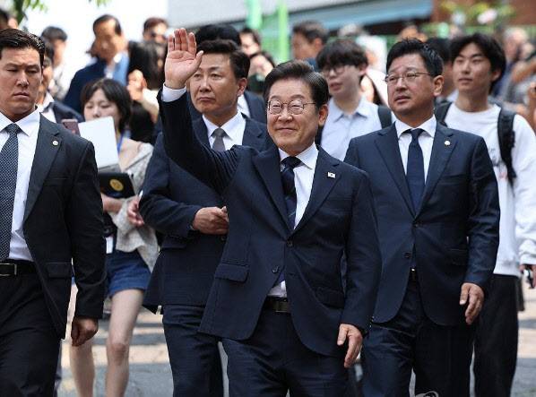 더불어민주당 이재명 대선 후보가 21대 대통령선거 사전투표 첫날인 29일 서울 서대문구 신촌동 주민센터에서 투표를 마치고 나오며 시민들에게 인사하고 있다. (사진=연합뉴스)