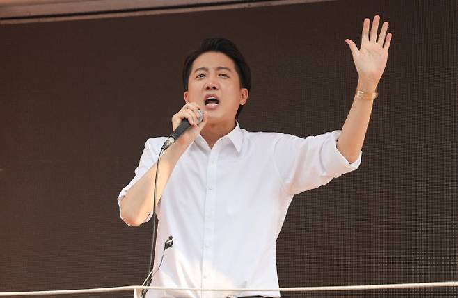 개혁신당 이준석 대선 후보가 제21대 대통령선거 사전투표 첫날인 29일 서울 성북구 안암역 인근에서 열린 유세에서 지지를 호소하고 있다. (사진=연합뉴스)