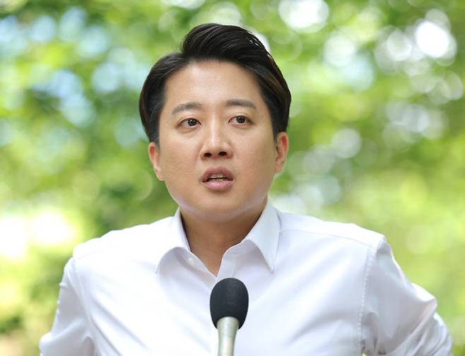 취재진 질문에 답하는 이준석 후보    (사진=연합뉴스)