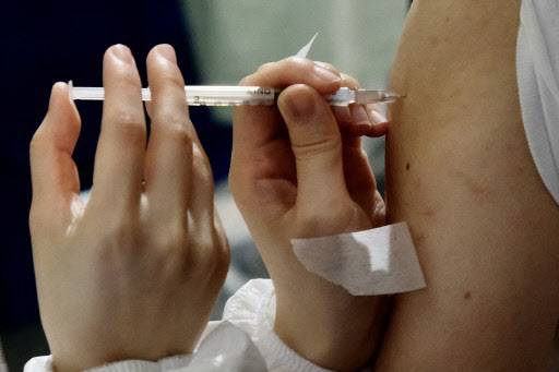 대만 한 병원에서 의료진이 코로나19 백신을 접종 중이다.(사진=AFP)