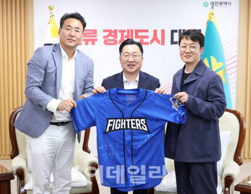 왼쪽부터 김원석 ㈜국대 대표, 이장우 대전시장, 장시원 스튜디오시원 PD가 29일  대전시청사에서 불꽃야구 유치 및 전용구장 운영을 위한 업무협약을 체결한 뒤 기념촬영을 하고 있다. (사진=대전시 제공)