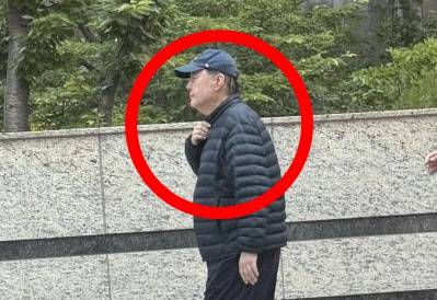 강남 길거리에서 포착된 윤석열 전 대통령. (사진=SNS 갈무리)