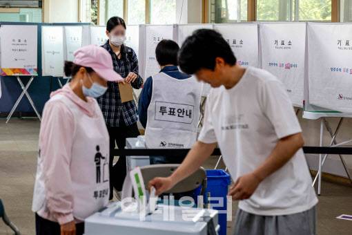 [이데일리 방인권 기자] 제21대 대통령선거 사전투표 마지막 날인 30일 연세대학교와 이화여자대학교 인근에 설치된 서울 서대문구 신촌동 사전투표소를 찾은 유권자들이 투표를 하고 있다.