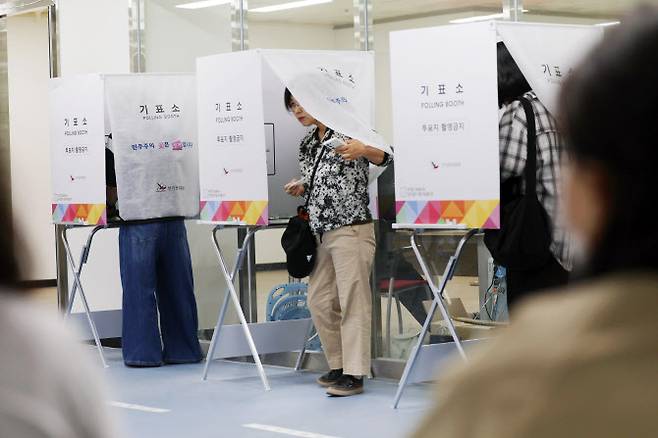 제21대 대통령선거 사전투표 이틀째인 30일 오전 광주 서구 광주학생교육문화회관에 마련된 사전투표소에서 유권자들이 투표하고 있다. (사진=연합뉴스)