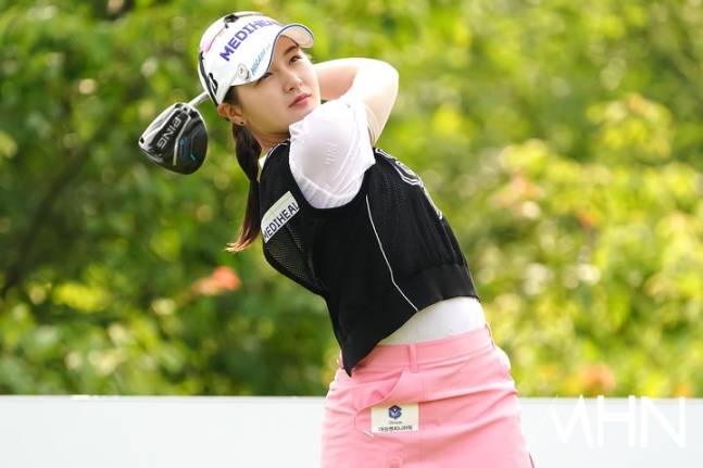 박현경이 30일 열린 KLPGA 투어 Sh수협은행 MBN 여자오픈 1라운드에서 샷을 하고 있다.