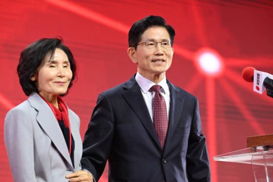 김문수 국민의힘 대선 후보(오른쪽)와 아내 설난영 여사. 사진은 지난 3일 경기 고양시 킨텍스에서 열린 국민의힘 전당대회 당시 모습. 〈사진=공동취재ㆍ연합뉴스〉