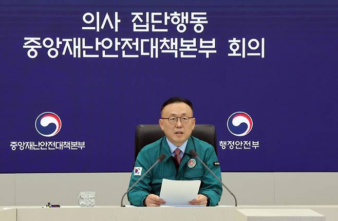 이한경 재난안전관리본부장은 30일, 코로나19의 재유행에 선제적으로 대응하기 위해 고위험군에게 백신 접종을 권고한다고 밝혔다. [사진=연합뉴스]