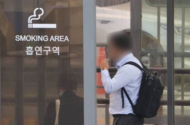 직접흡연이 암 전체와 맞먹는 수준의 사망자가 발생한 것으로 조사됐다. [사진=연합뉴스]