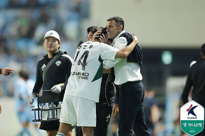 거스 포옛 감독을 만나 새로운 커리어를 작성하고 있는 전진우(한국프로축구연맹 제공)