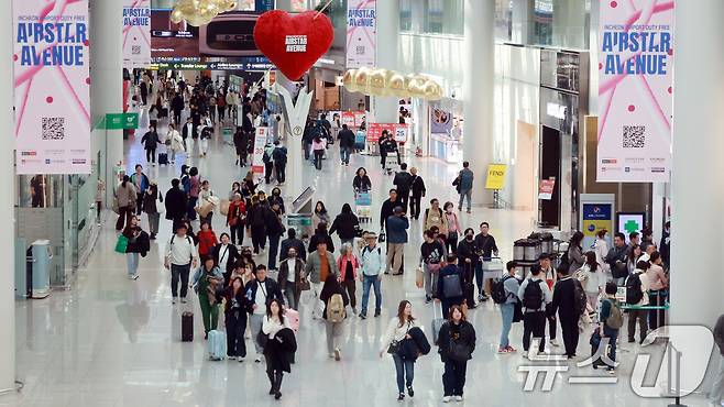 3월 10일 인천국제공항 제1터미널 면세점에서 관광객들이 쇼핑을 하고 있다. 2025.3.10/뉴스1 ⓒ News1 김진환 기자