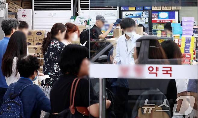 서울 시내의 한 약국에서 시민들이 약을 처방받고 있다. 2024.9.13/뉴스1 ⓒ News1 구윤성 기자