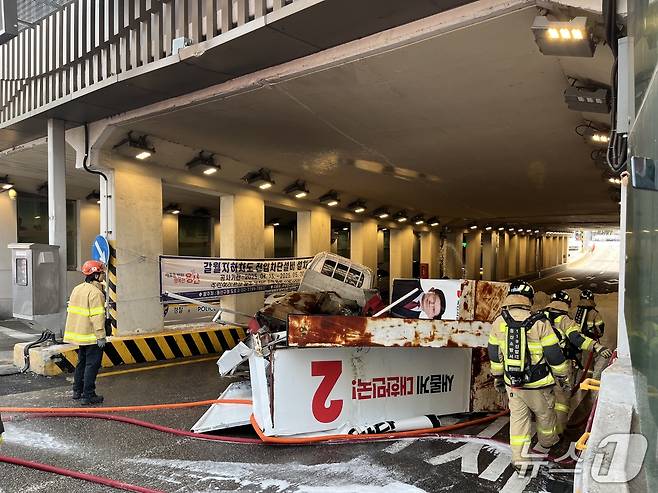 30일 오전 9시 12분쯤 서울 용산구 갈월지하차도에 국민의힘 선거 유세차량이 사고로 전복된 모습. / 뉴스1 김종훈 기자