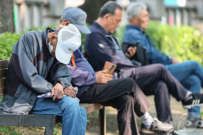 지난 27일 서울 종로구 탑골공원에서 어르신들이 휴식을 취하고 있다. 2025.5.27/뉴스1 ⓒ News1 김도우 기자